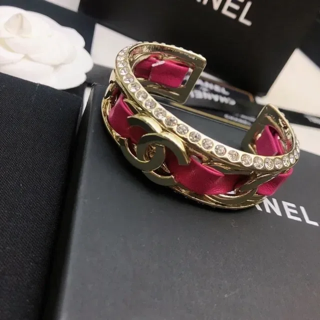 Chanel CC Cuff Bracelet en Cuir Rose et Cristal Doré 8