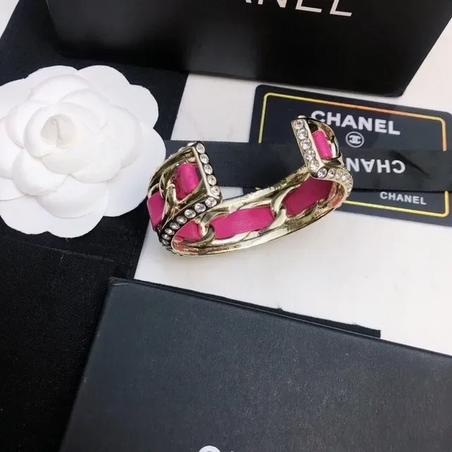 Chanel CC Cuff Bracelet en Cuir Rose et Cristal Doré 9