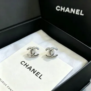 Chanel CC Logo पॉलिश्ड सिल्वर-टोन स्टड ईयरिंग्स