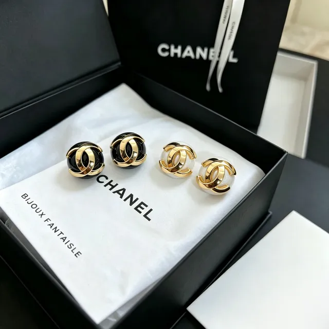 Chanel CC Pearl Gold White Interlocking Logo Sphere Earrings 2
