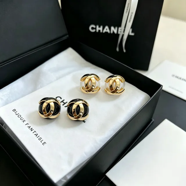 Chanel CC Pearl Gold White Interlocking Logo Sphere Earrings 3