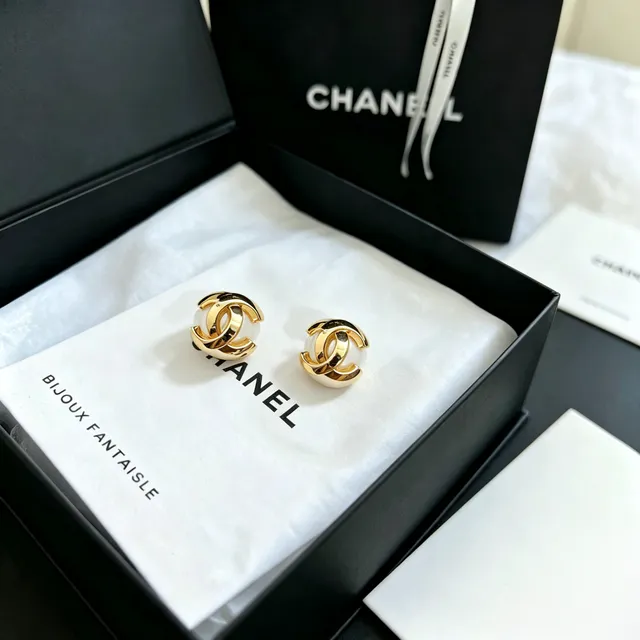 Chanel CC Pearl Gold White Interlocking Logo Sphere Earrings 8