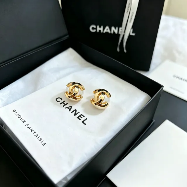 Chanel CC Pearl Gold White Interlocking Logo Sphere Earrings 10