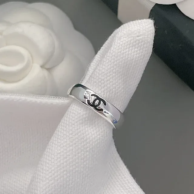 Chanel CC Ring Silver Black Polished Metal Enamel Interlocking Logo Ring 3