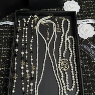 Chanel 经典珍珠串白色黑色交替珠项链