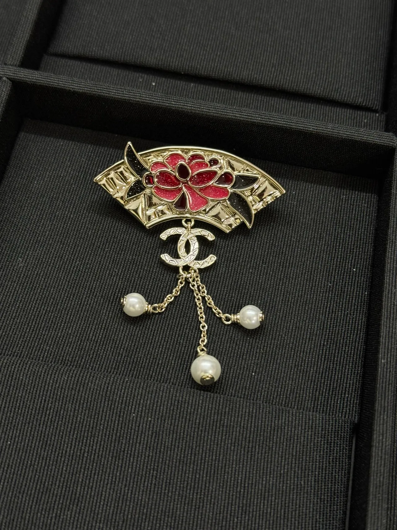 Chanel ফ্যান লাল রূপালী এনামেল ফ্লোরাল ব্রোচ 3
