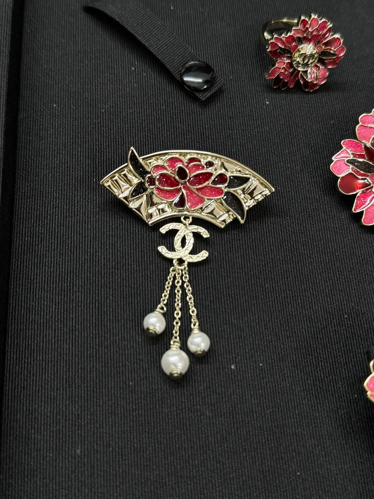 Chanel ফ্যান লাল রূপালী এনামেল ফ্লোরাল ব্রোচ 4