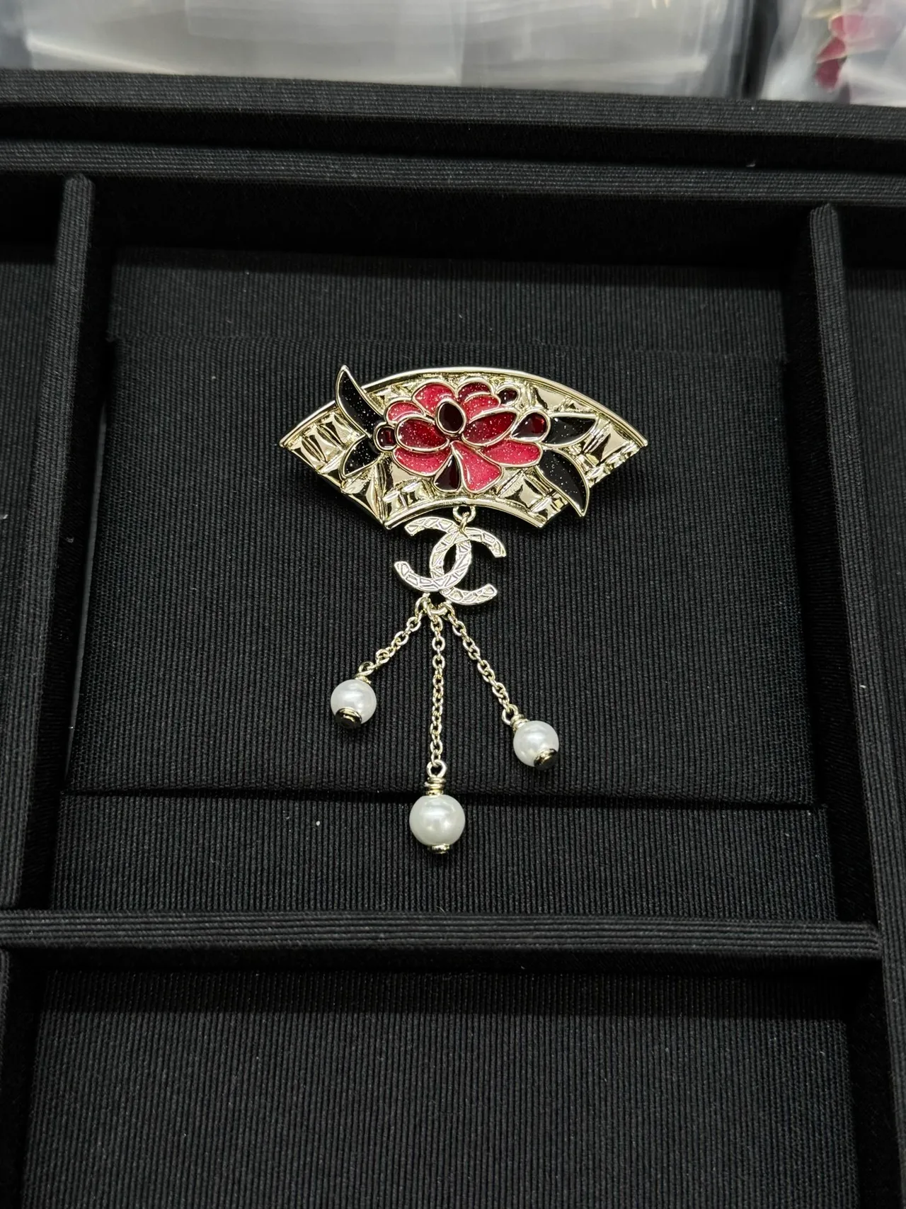 Chanel ফ্যান লাল রূপালী এনামেল ফ্লোরাল ব্রোচ 9