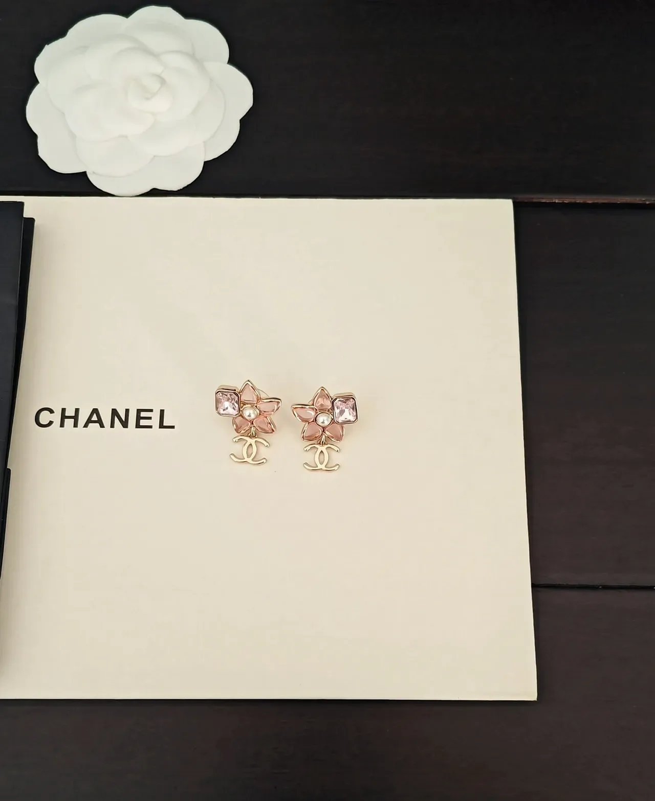 Chanel Brincos Florais de Cristal e Pérola 3