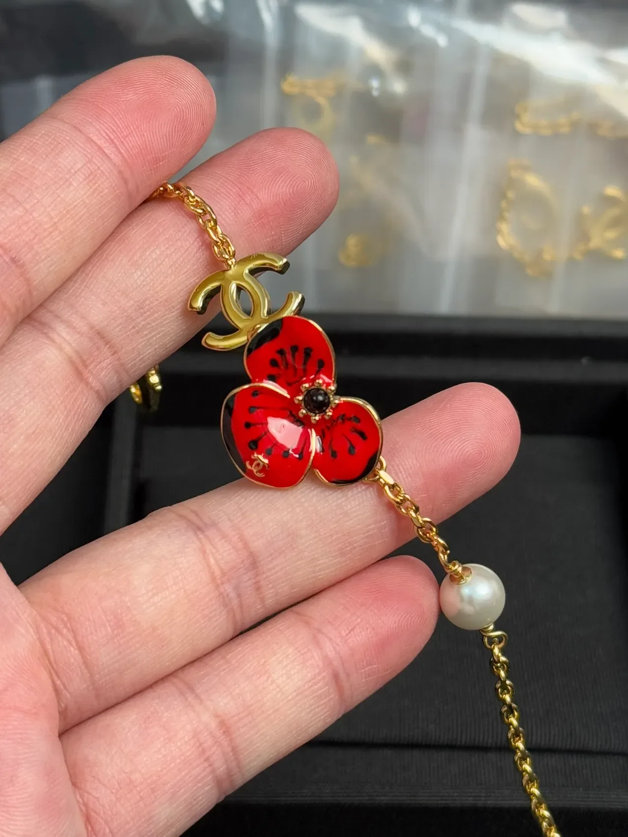 Chanel Bracelet Floral Émaillé et Perle avec Charm 2