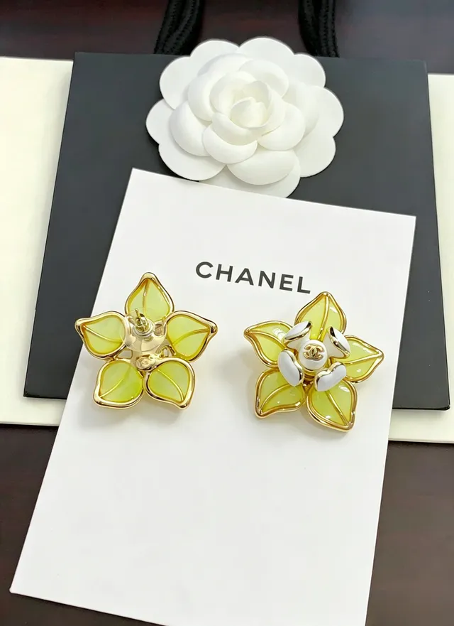 Chanel Boucles d'oreilles florales émaillées jaunes et blanches de ton doré 2