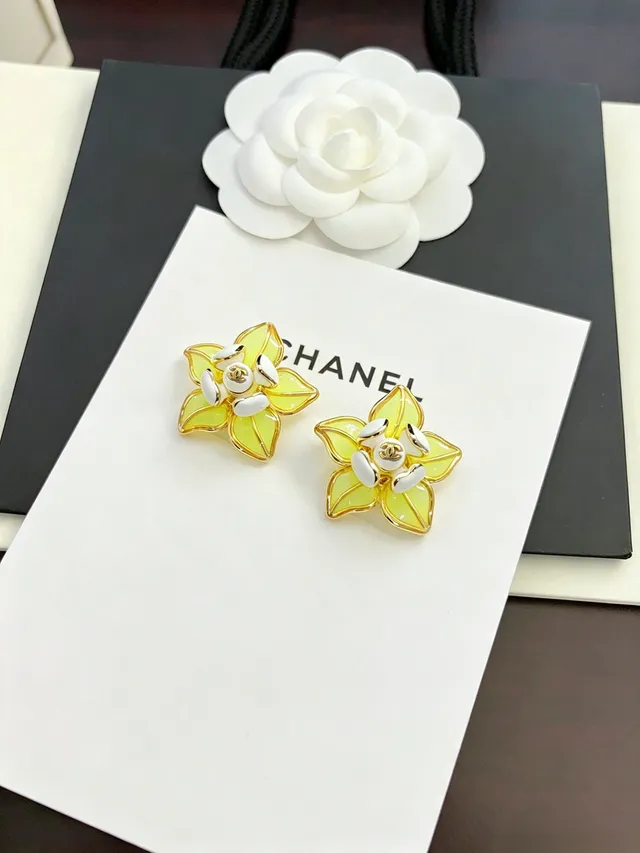 Chanel Boucles d'oreilles florales émaillées jaunes et blanches de ton doré 3