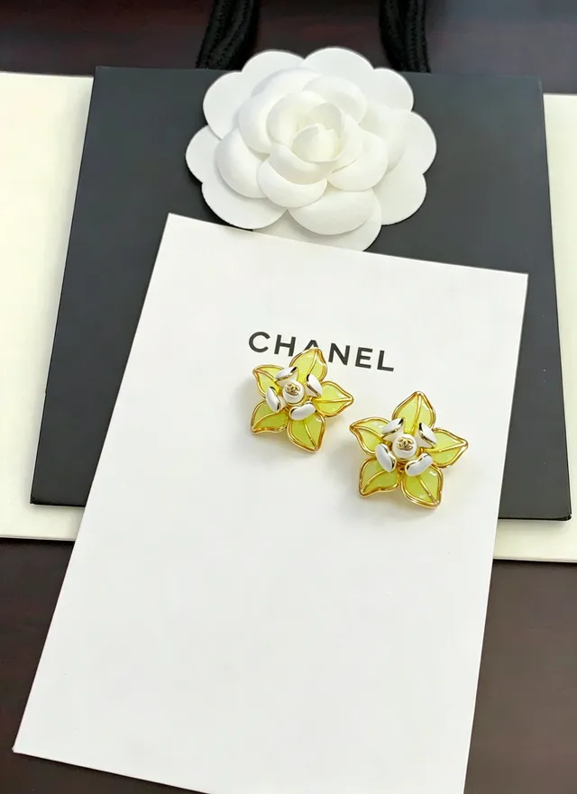 Chanel Boucles d'oreilles florales émaillées jaunes et blanches de ton doré 4