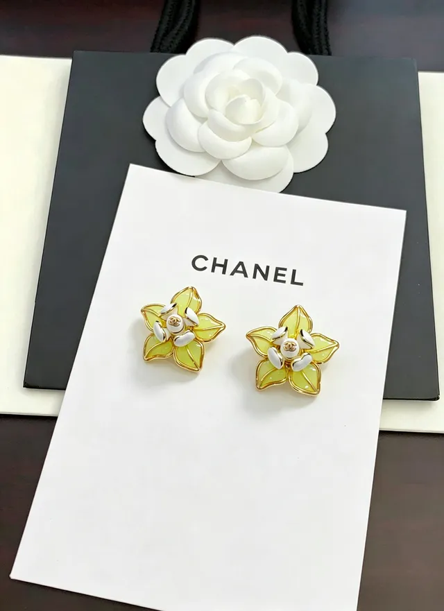 Chanel Boucles d'oreilles florales émaillées jaunes et blanches de ton doré 5