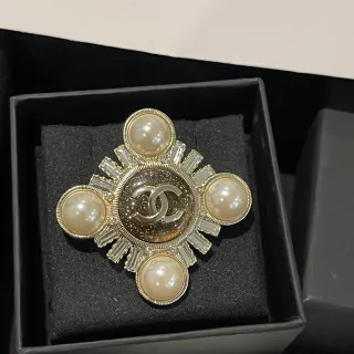 Chanel Dorado Beige Broche en forma de cruz adornado con perlas