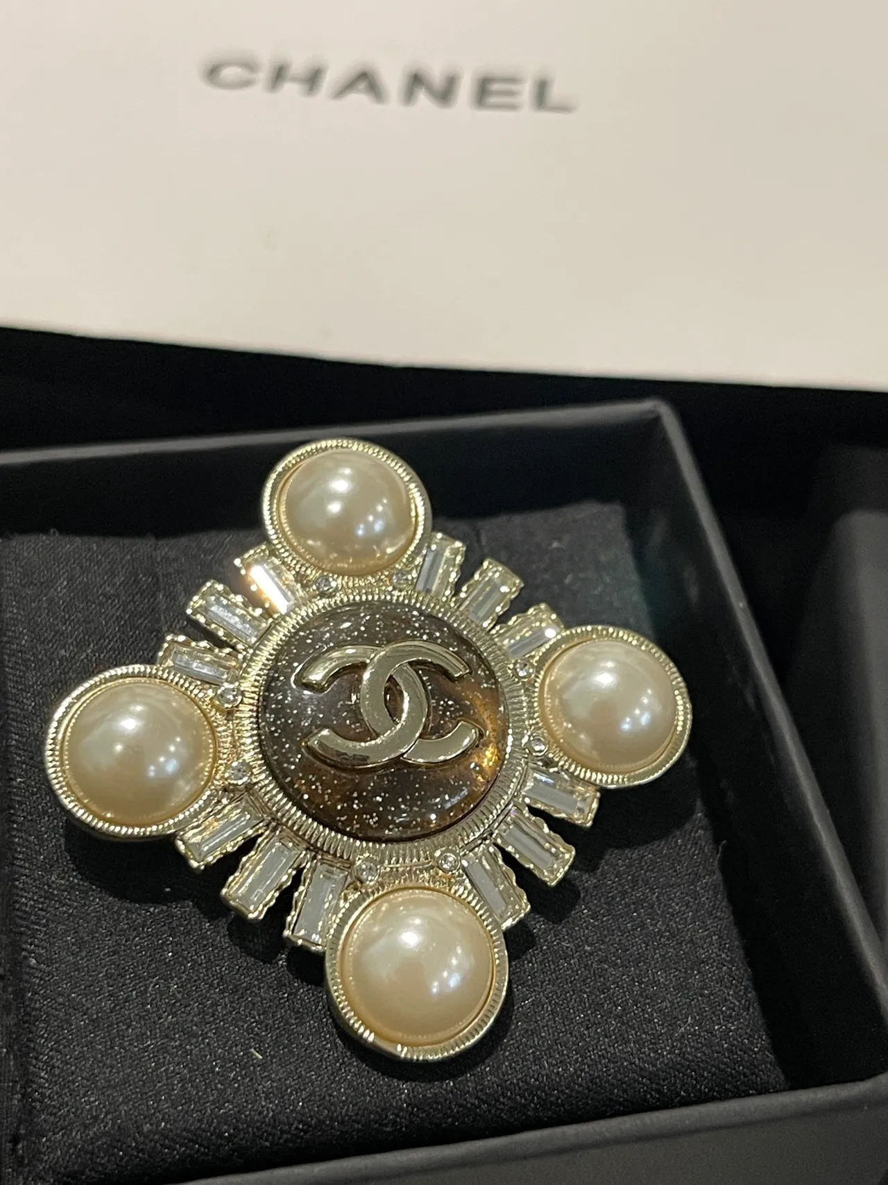 Chanel Doré Beige Broche en forme de croix ornée de perles 2