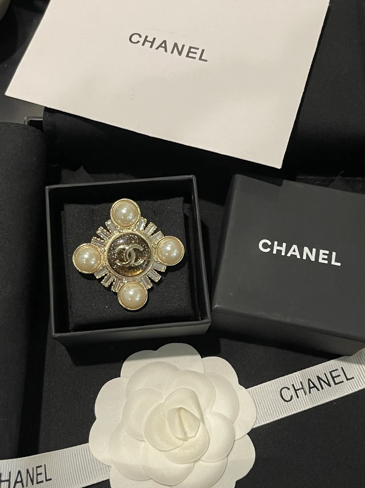Chanel Doré Beige Broche en forme de croix ornée de perles 3