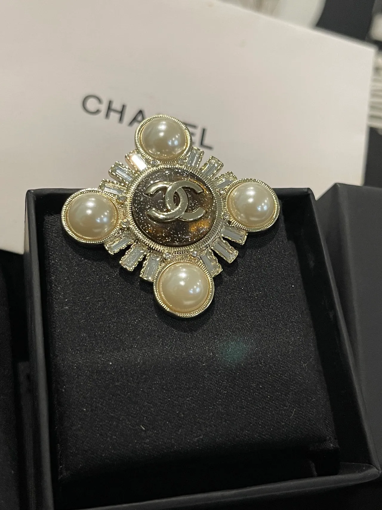 Chanel Doré Beige Broche en forme de croix ornée de perles 4