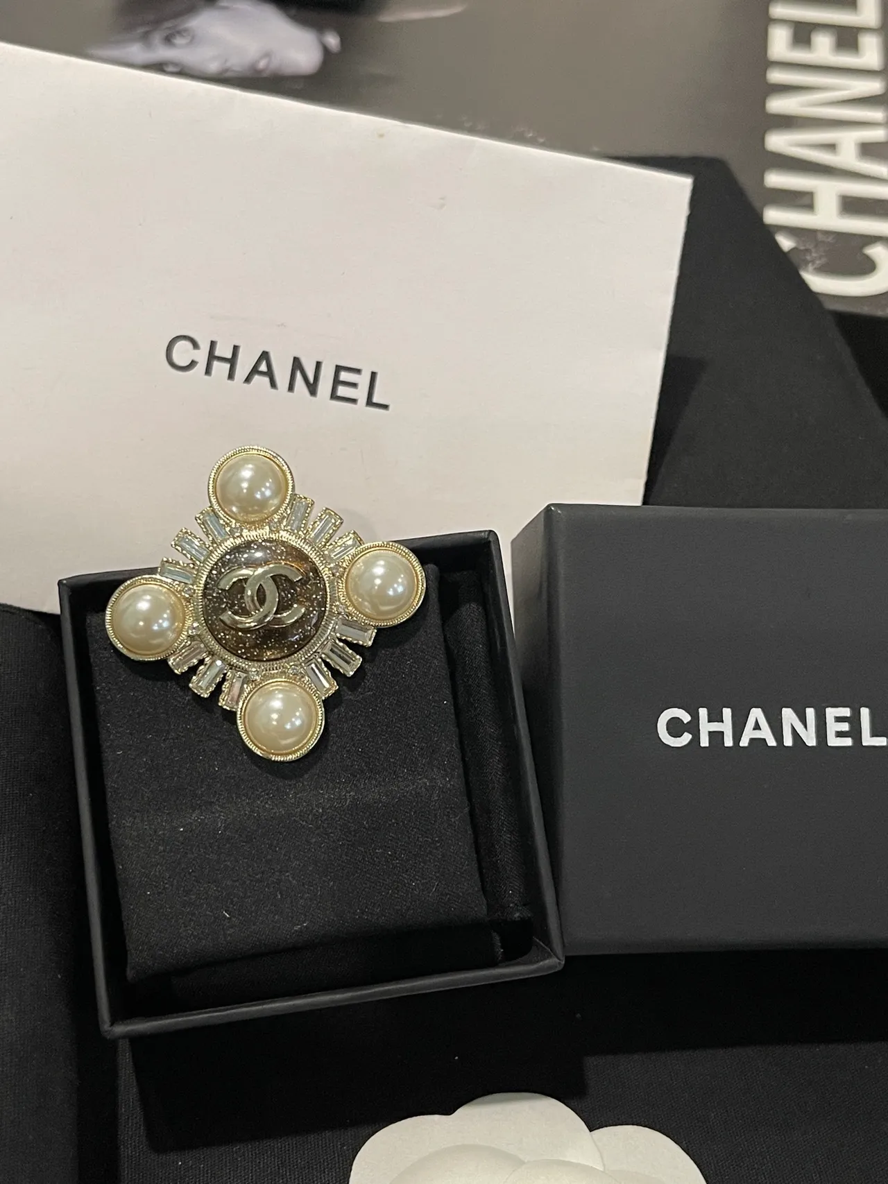 Chanel Doré Beige Broche en forme de croix ornée de perles 5