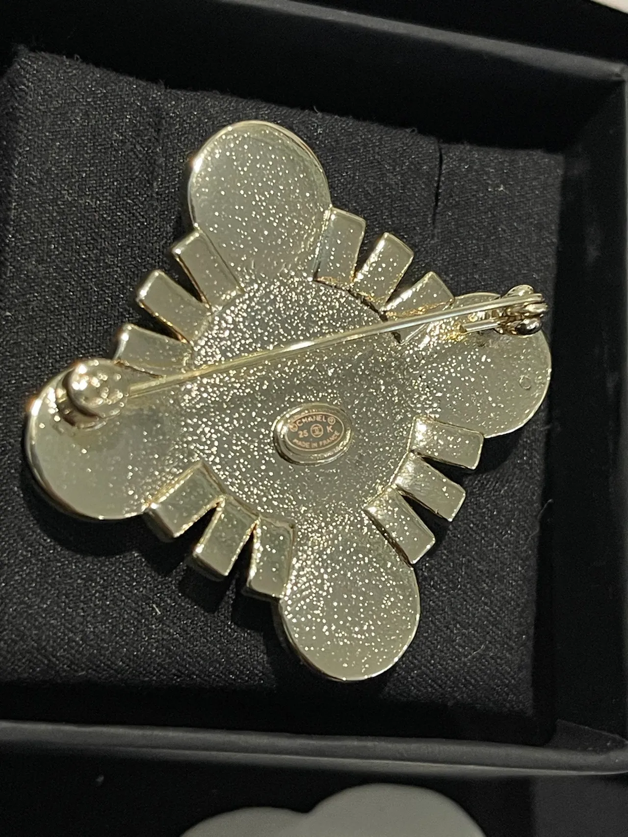 Chanel Doré Beige Broche en forme de croix ornée de perles 6