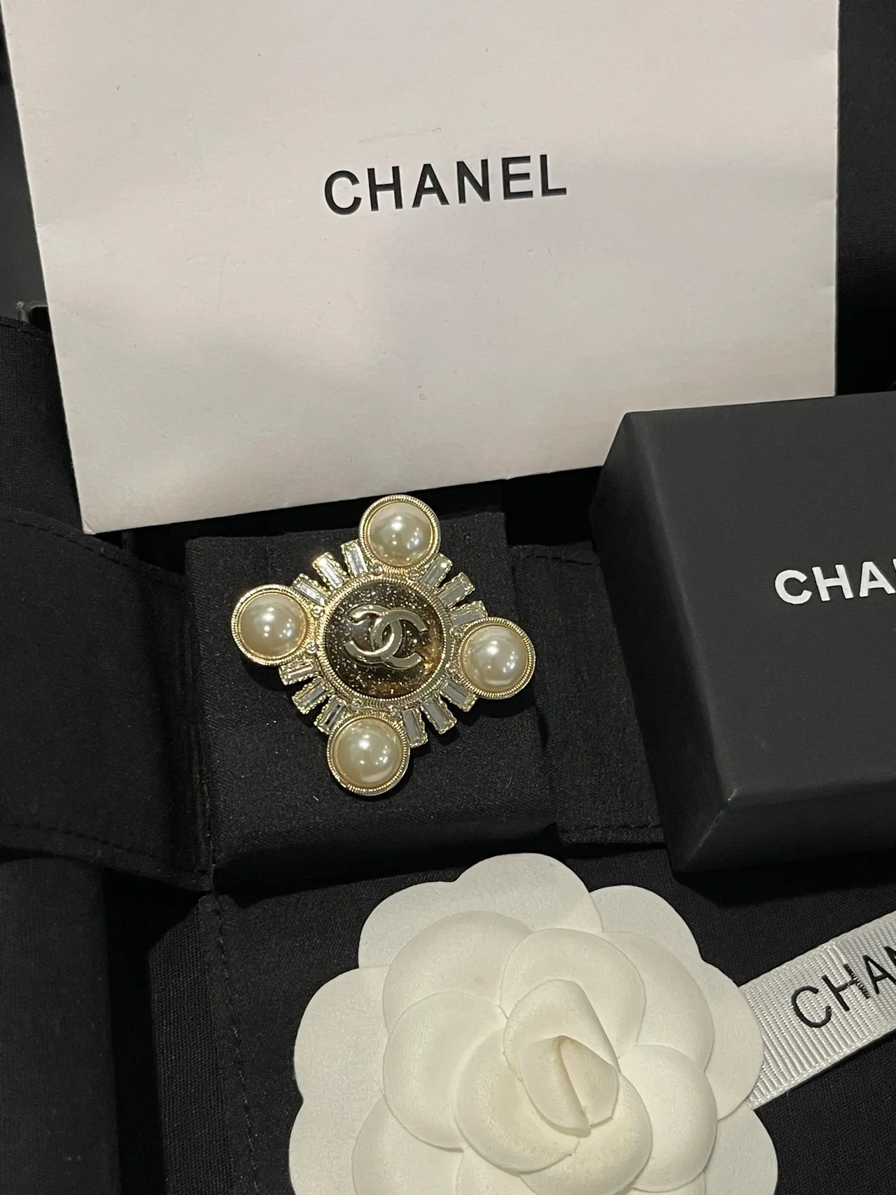 Chanel Doré Beige Broche en forme de croix ornée de perles 7