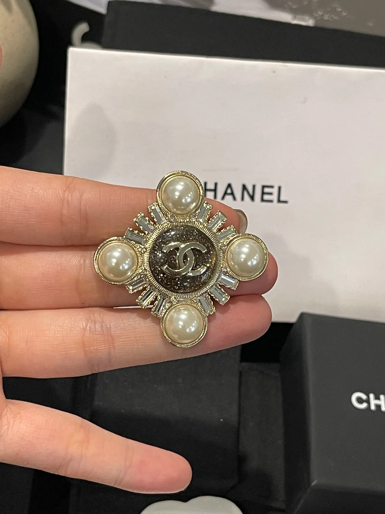 Chanel Doré Beige Broche en forme de croix ornée de perles 8