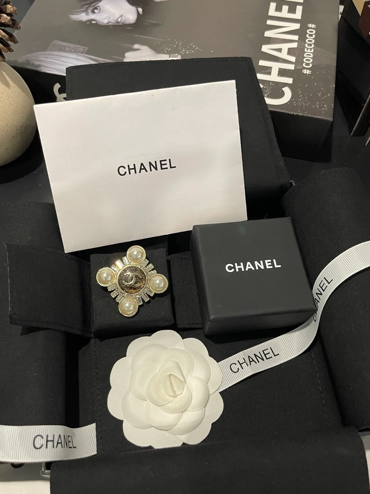 Chanel Doré Beige Broche en forme de croix ornée de perles 9