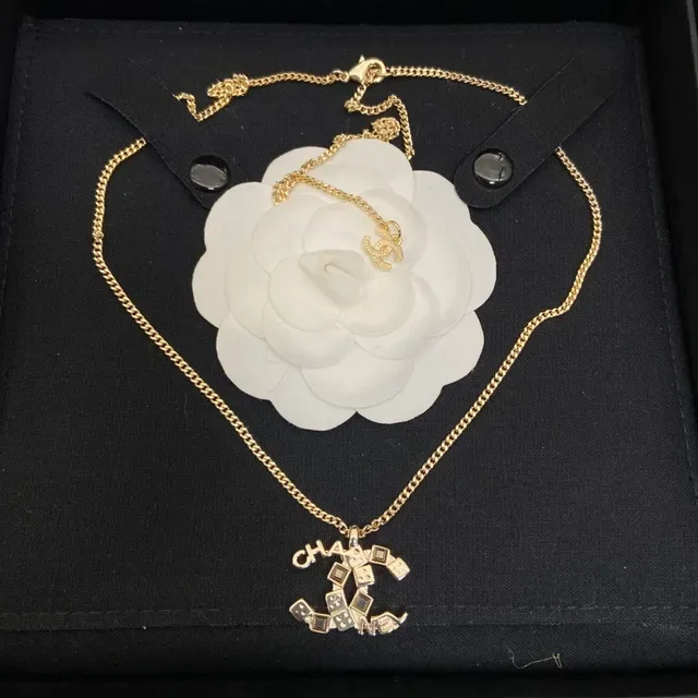 Collier Chanel Chaîne Curb Chain Or Noir Pendentif CC Cubic 5