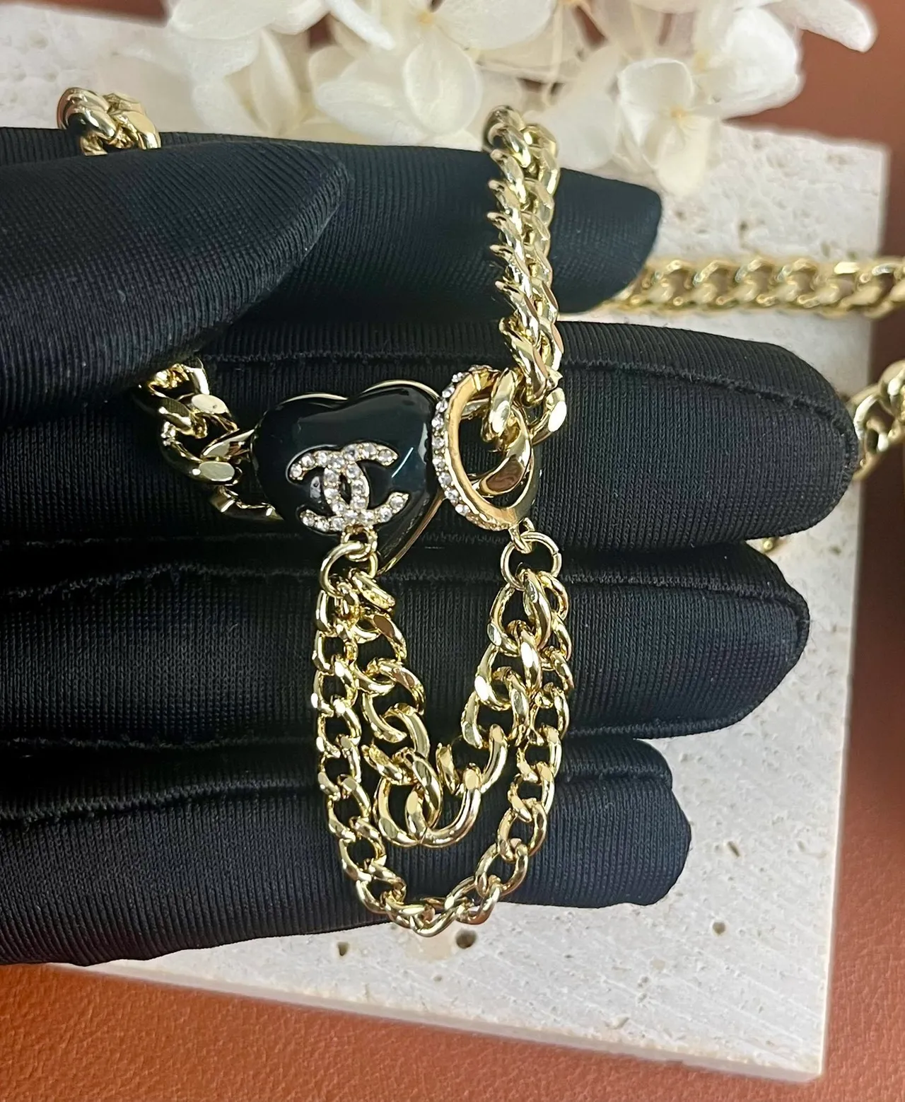 Chanel स्वर्ण काला कर्ब चेन मिनाकारी हार्ट पेंडेंट नेकलेस 3