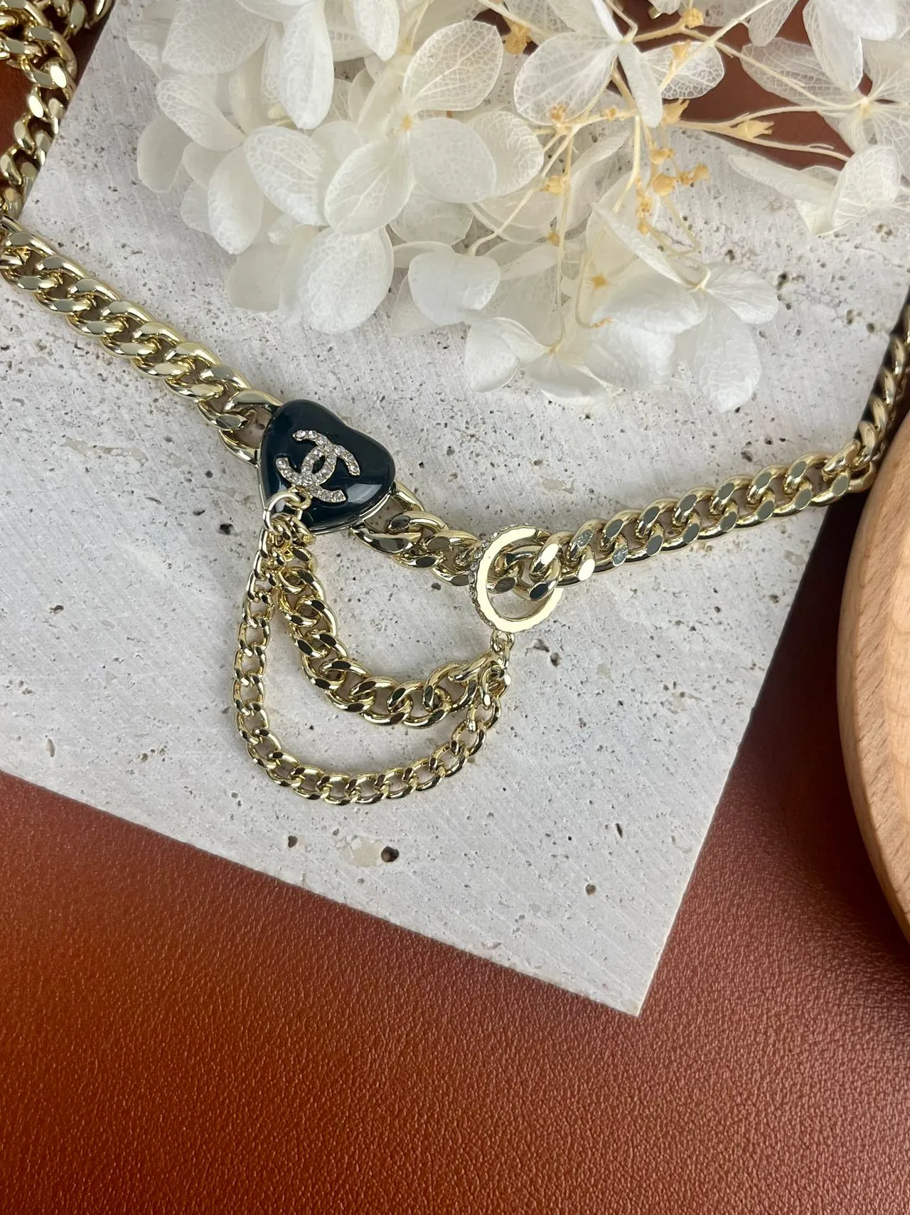 Chanel स्वर्ण काला कर्ब चेन मिनाकारी हार्ट पेंडेंट नेकलेस 4