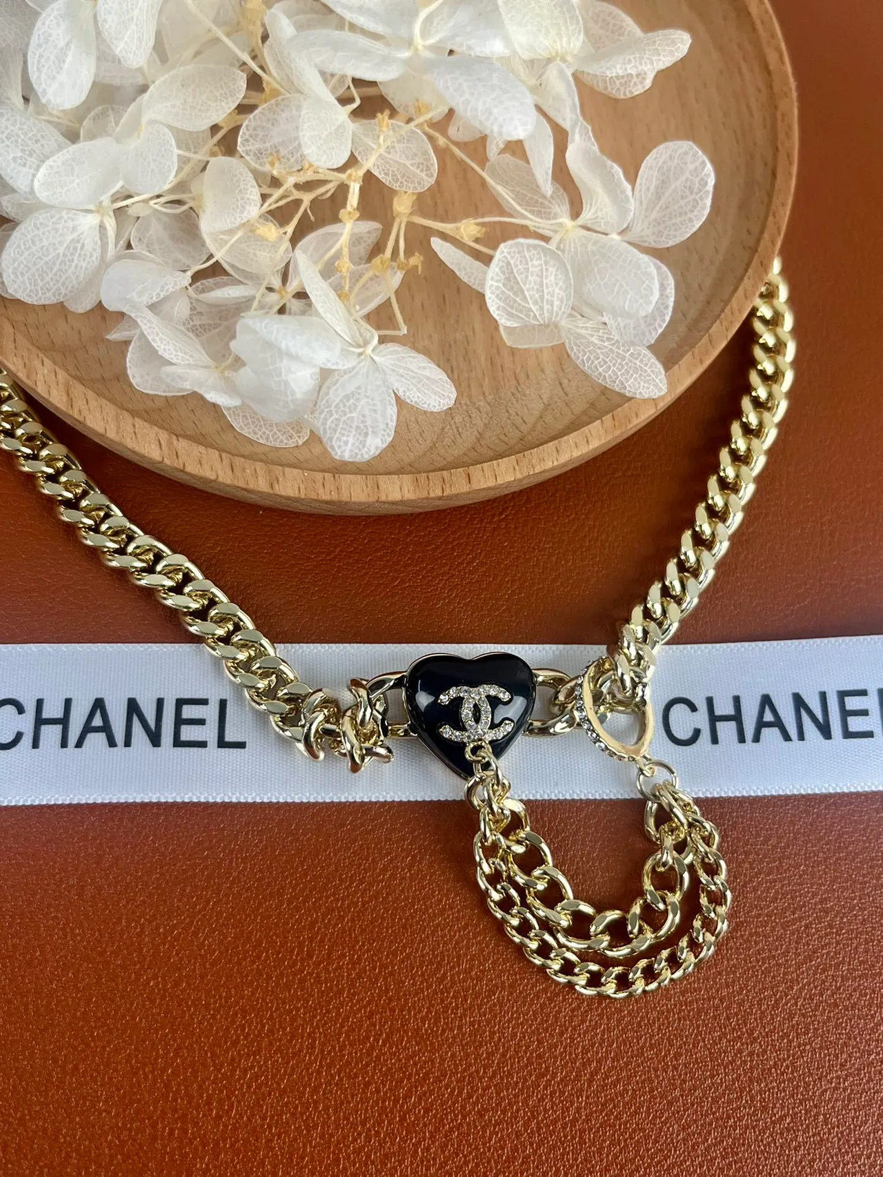 Chanel स्वर्ण काला कर्ब चेन मिनाकारी हार्ट पेंडेंट नेकलेस 6