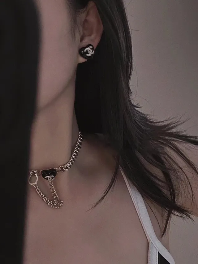 Chanel स्वर्ण काला कर्ब चेन मिनाकारी हार्ट पेंडेंट नेकलेस 7