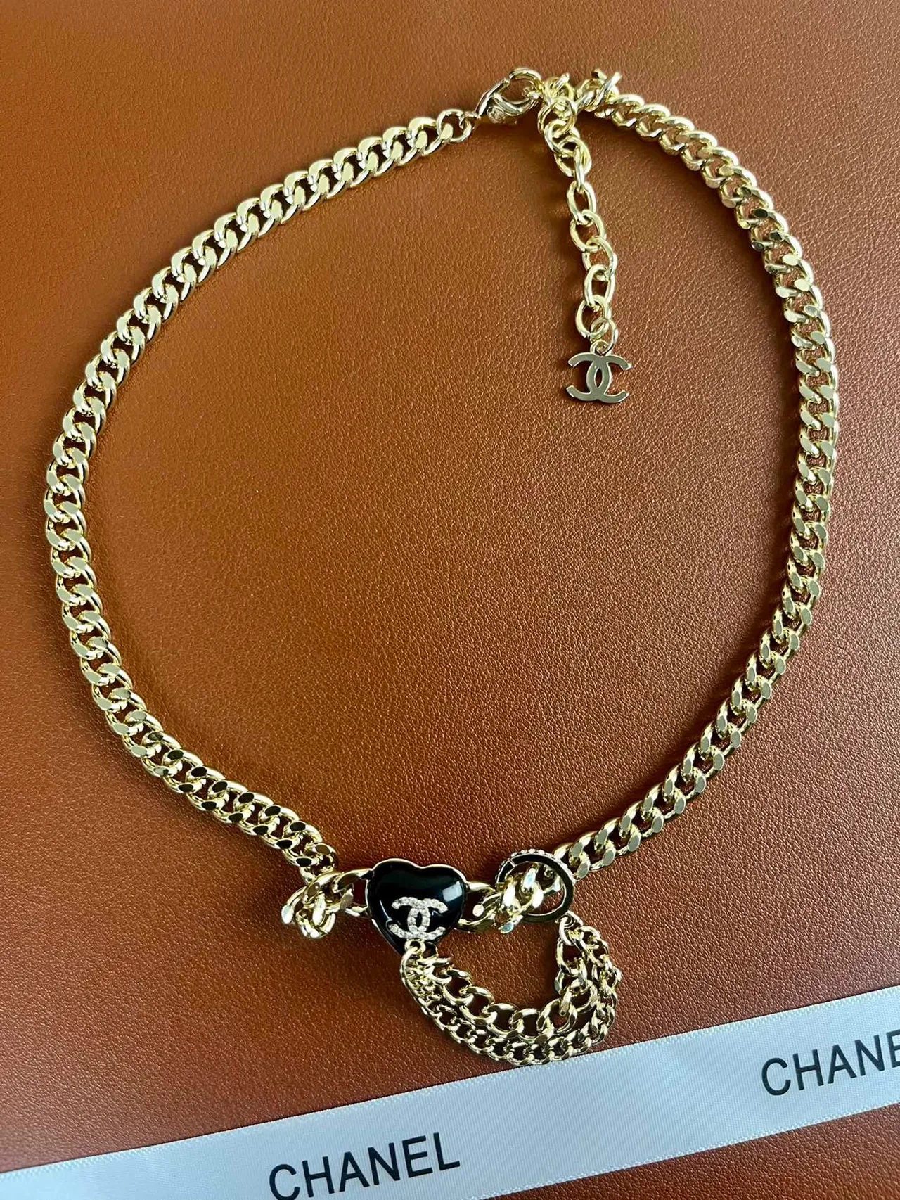 Chanel स्वर्ण काला कर्ब चेन मिनाकारी हार्ट पेंडेंट नेकलेस 9