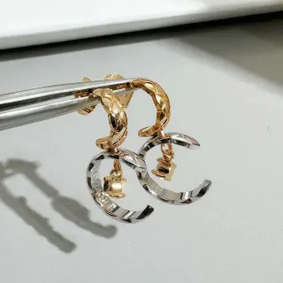 Chanel 金银 绗缝 Matelassé 纹理 C 形 圆环耳环