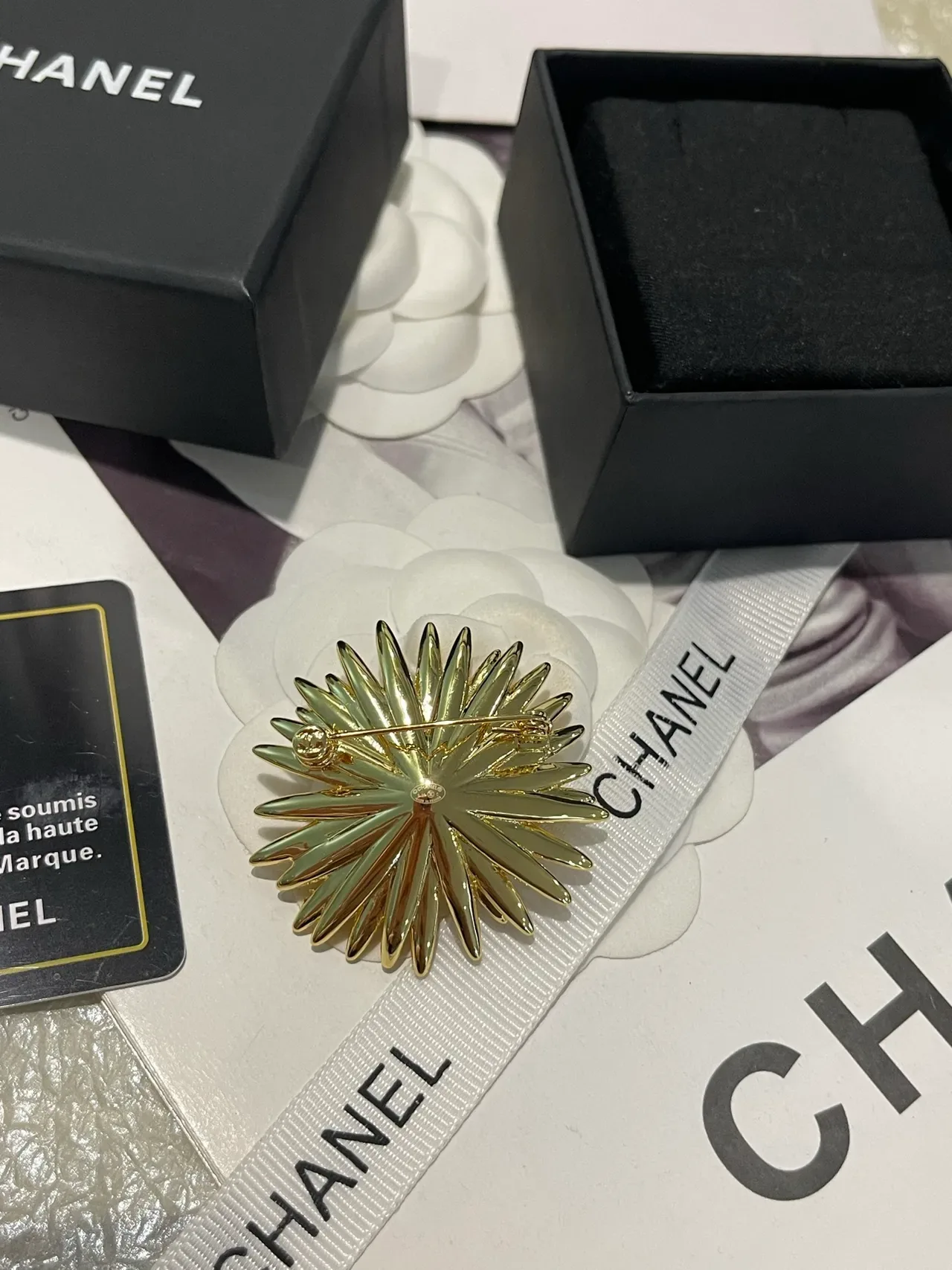 Chanel Gold-Tone Enamel Daisy Brooch 3