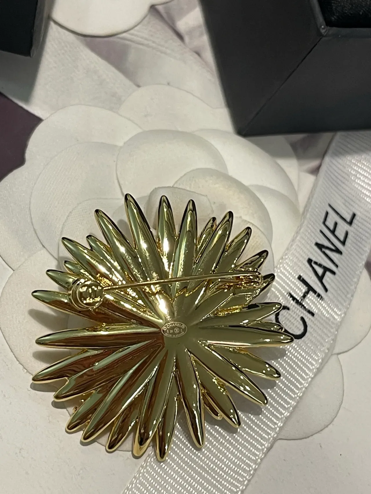 Chanel Gold-Tone Enamel Daisy Brooch 4