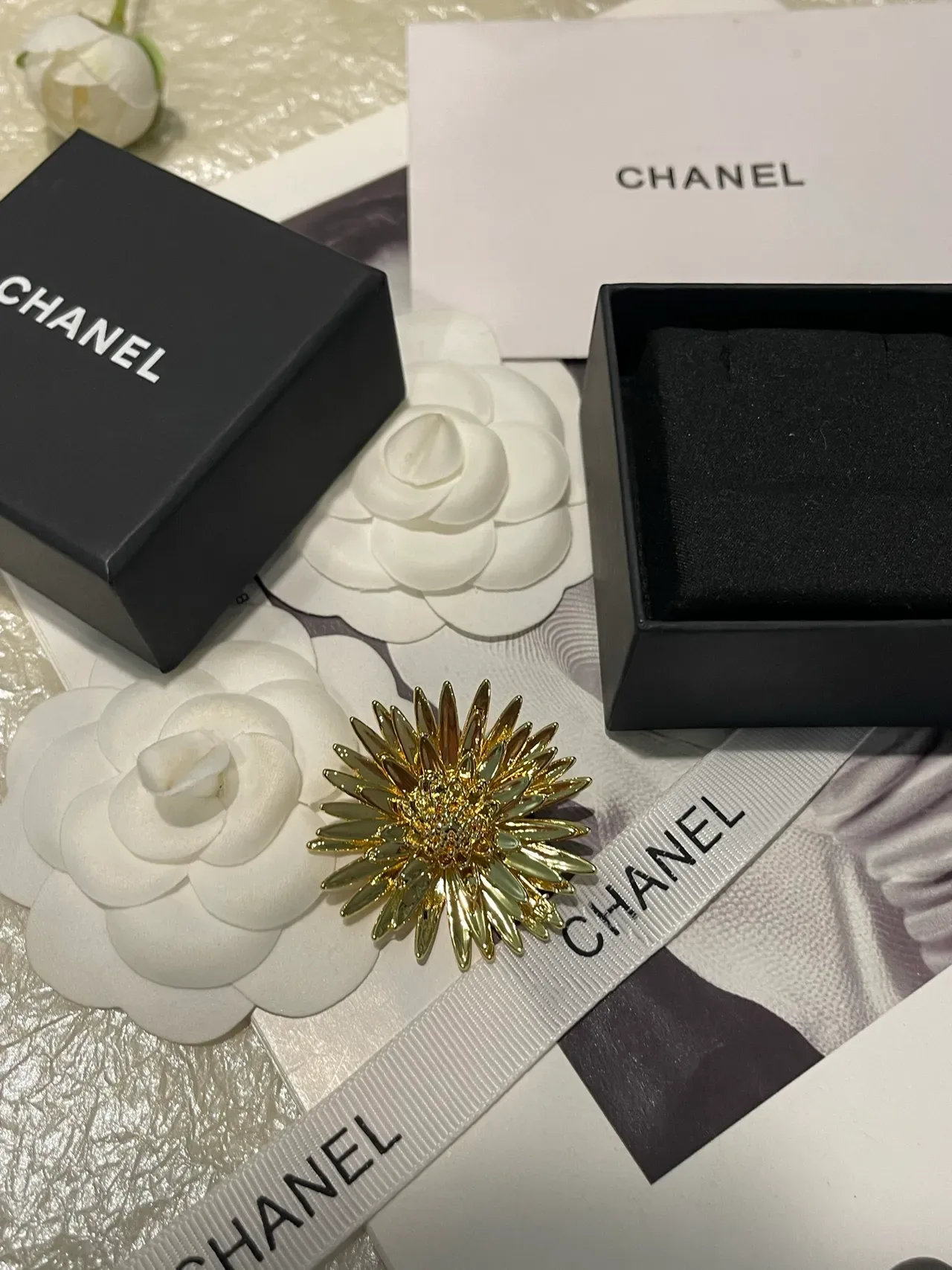 Chanel Gold-Tone Enamel Daisy Brooch 10