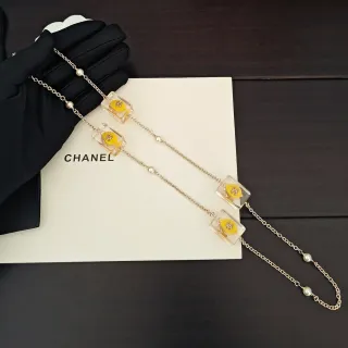 Chanel सोने की पीली चेन पारदर्शी रेजिन चार्म नेकलेस