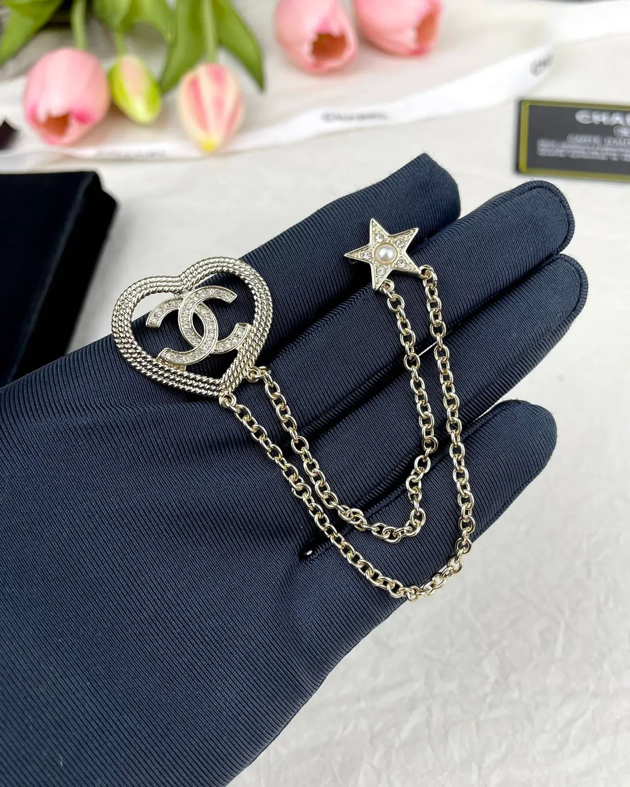 Chanel دبوس قلب CC كريستال وسلسلة لؤلؤ نجم 4