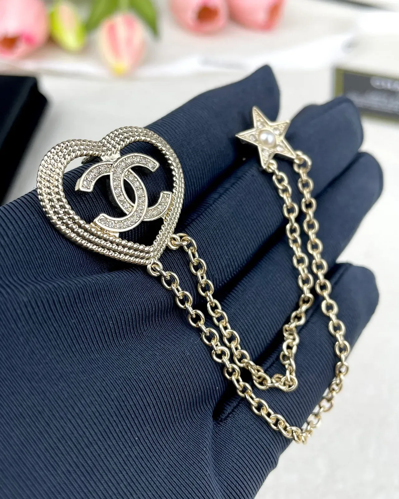 Chanel دبوس قلب CC كريستال وسلسلة لؤلؤ نجم 5