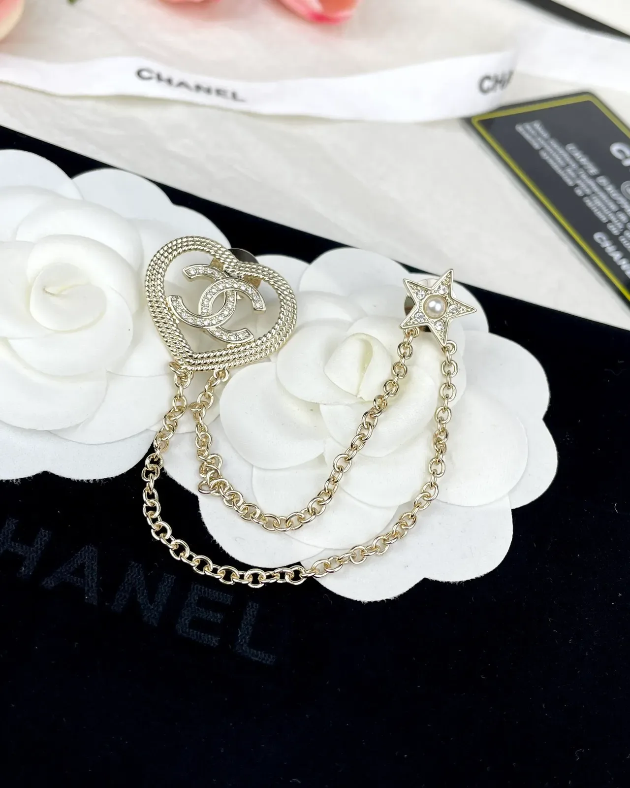 Chanel دبوس قلب CC كريستال وسلسلة لؤلؤ نجم 6