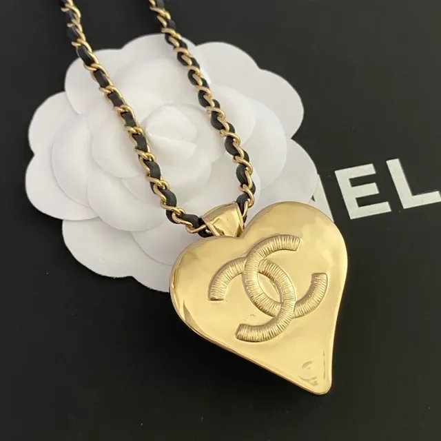 Chanel Collier Pendentif Cœur en Ton Doré avec Émail Noir 4