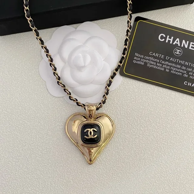 Chanel Collier Pendentif Cœur en Ton Doré avec Émail Noir 5