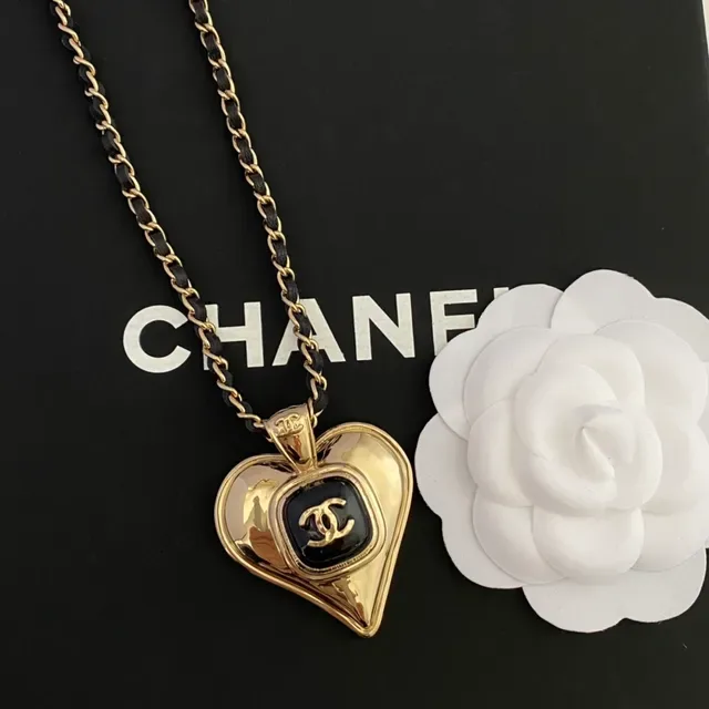 Chanel Collier Pendentif Cœur en Ton Doré avec Émail Noir 6