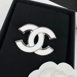 Chanel Broche Interlocking CC de Esmalte