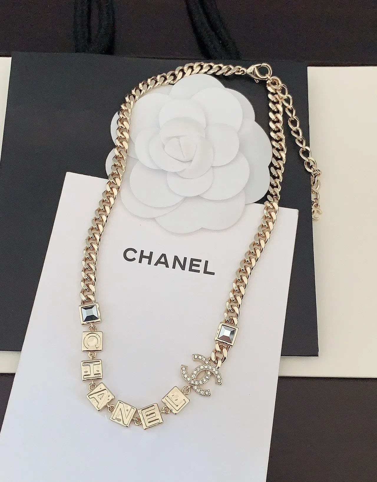 Chanel Logo Alphabet Dourado Branco Curb Chain Pavé-Crystal CC Colar 3