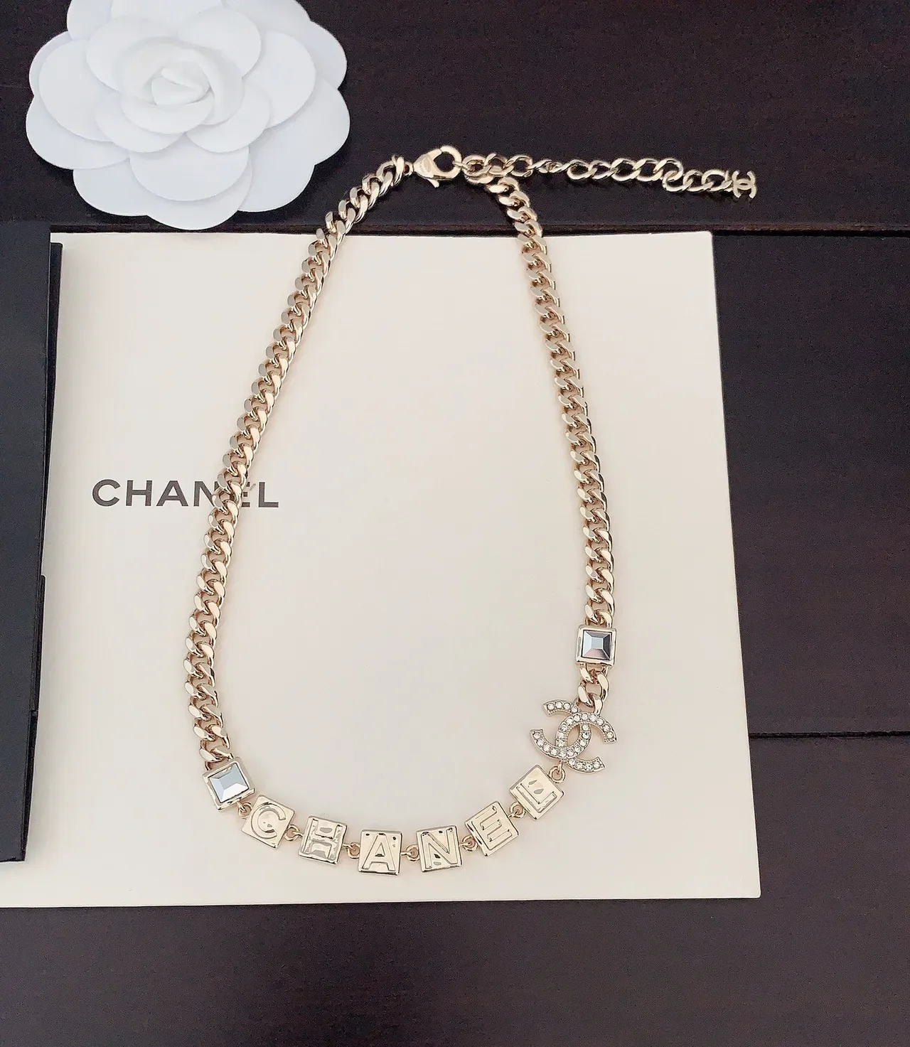 Chanel Logo Alphabet Dourado Branco Curb Chain Pavé-Crystal CC Colar 4