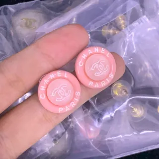 Chanel लोगो स्टड गुलाबी सफेद वृत्ताकार रेसिन एम्बॉस्ड कान के कर्णफूल