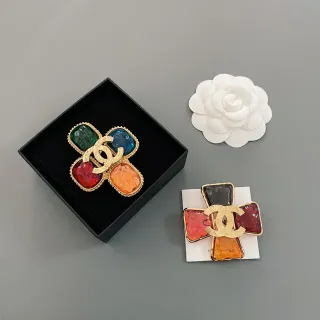 Chanel Broche de resina con forma de cruz multicolor y dorado