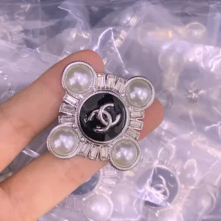 Chanel মুক্তা ও ব্যাগেট ক্রিস্টাল CC লোগো ব্রোচ